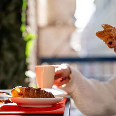 Garibaldi Square Apartment *