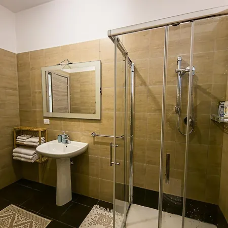 Garibaldi Square Apartmán *